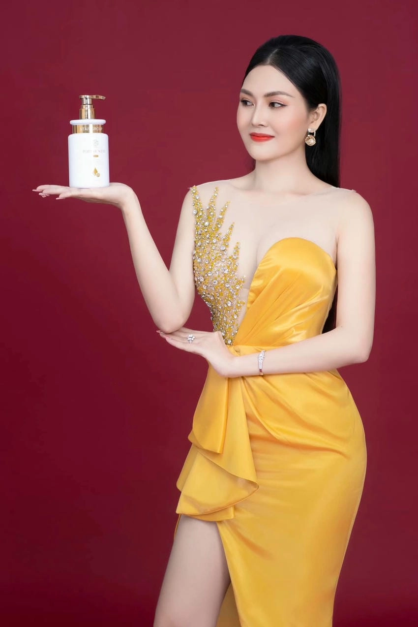Ca sĩ Hoa hậu Kim Thoa tỏa sáng trên sân khấu