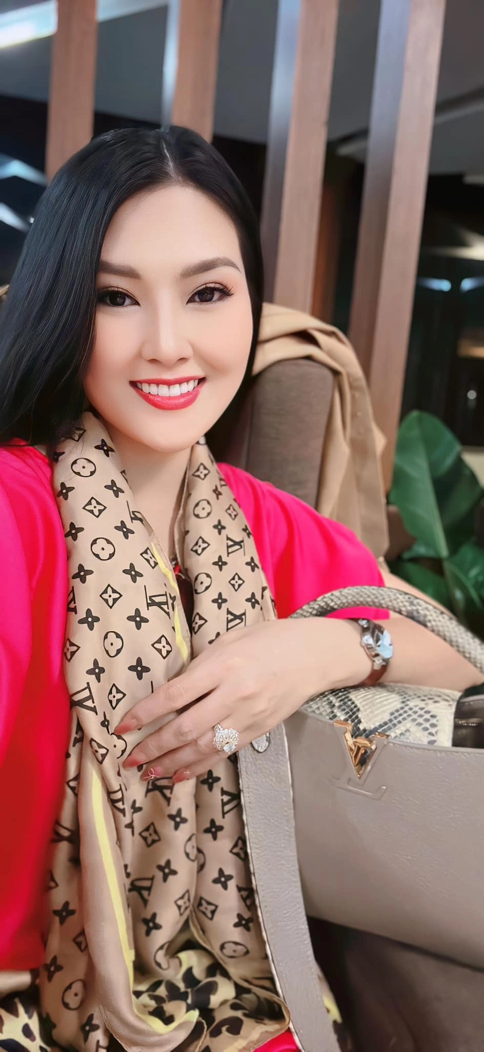 Hoa hậu Kim Thoa hát bolero làm say lòng người