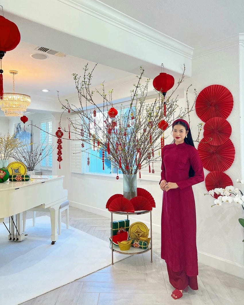 Phạm Hương mặc áo dài thướt tha đậm chất Việt