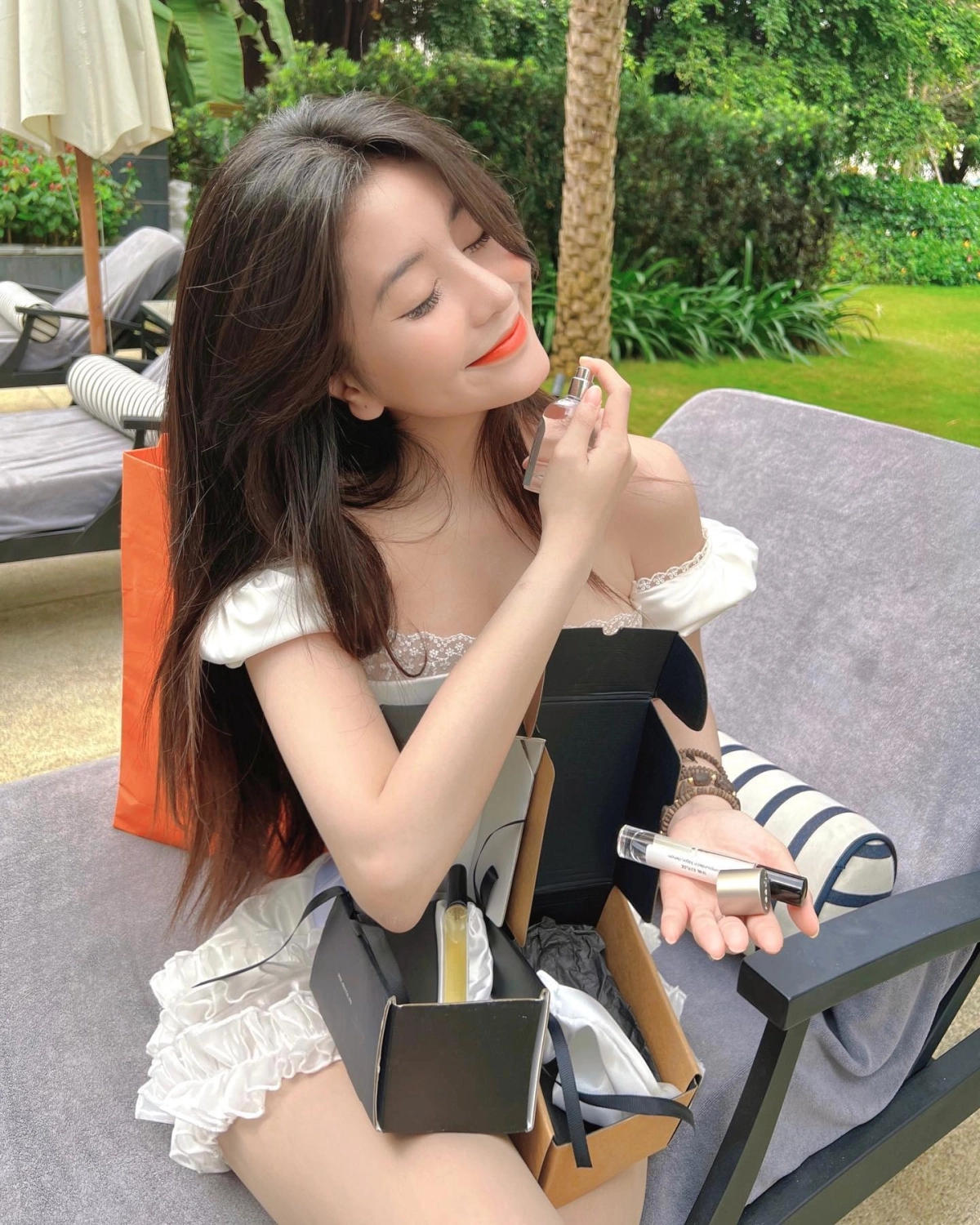 Gái xinh váy ngắn khoe sexy nóng bỏng cuốn hút đôi chân dài quyến rũ