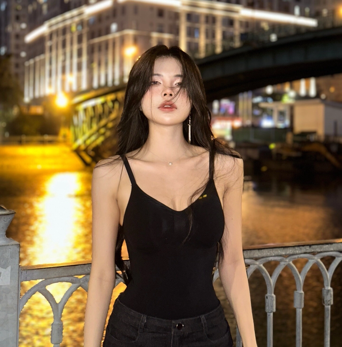 Gái xinh khoe vú sexy nóng bỏng cuốn hút vòng một bốc lửa