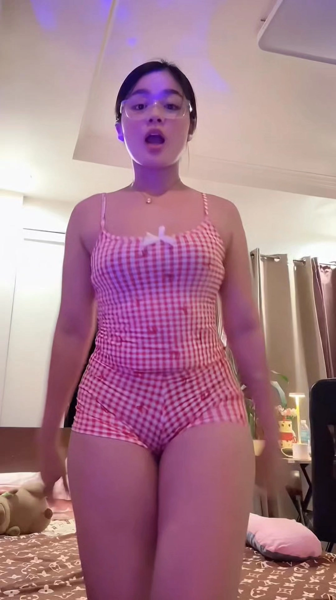 Gái xinh vú bự khoe vú sexy nóng bỏng cuốn hút vòng một đầy đặn