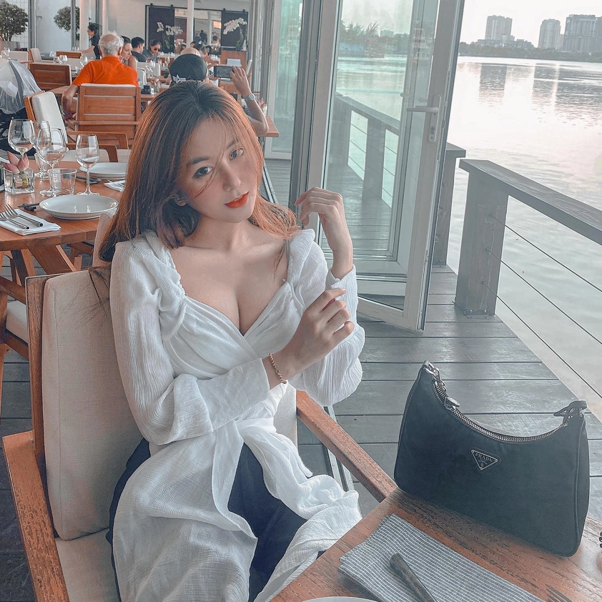 Nguyễn phương hằng khoe vú nóng bỏng sexy cuốn hút vòng một mê ly