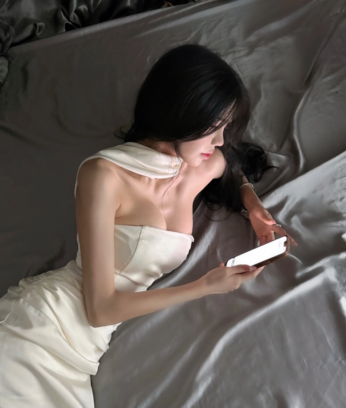 Gái xinh 2k5 khoe hàng sexy nóng bỏng cuốn hút vẻ trẻ trung quyến rũ