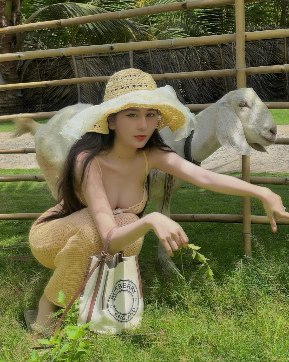 Học sinh lớp 8 khoe sexy nóng bỏng cuốn hút vẻ ngây thơ quyến rũ