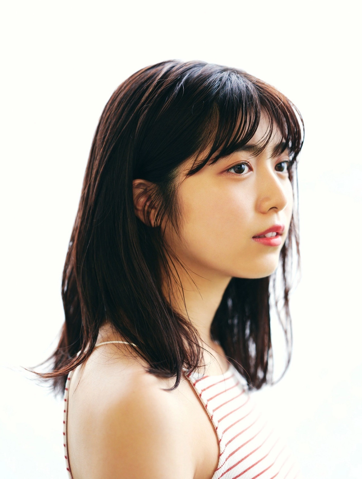 Yoshida Risakura đẹp rạng rỡ từng góc máy